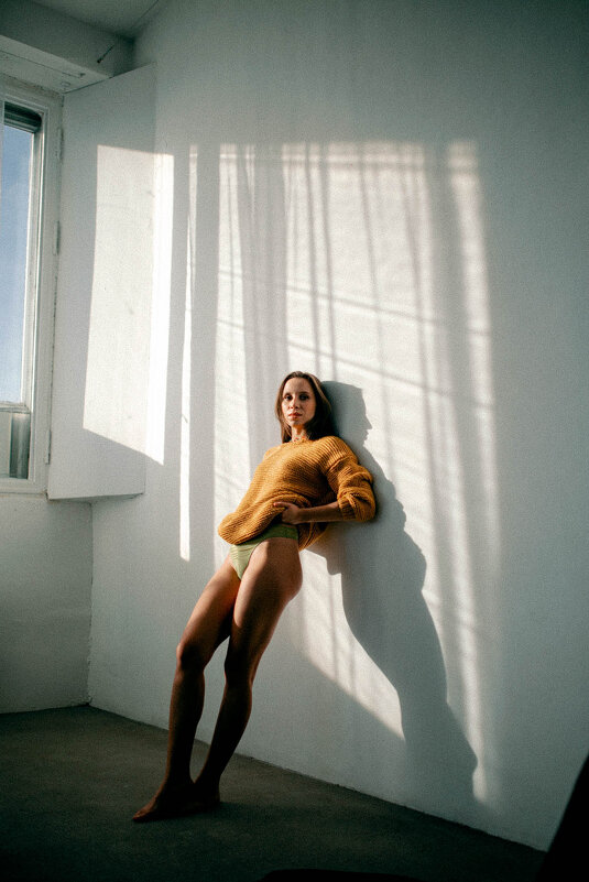 Девушка в нижнем белье и кофте в солнечной фотостудии в Уфе - Lenar Abdrakhmanov