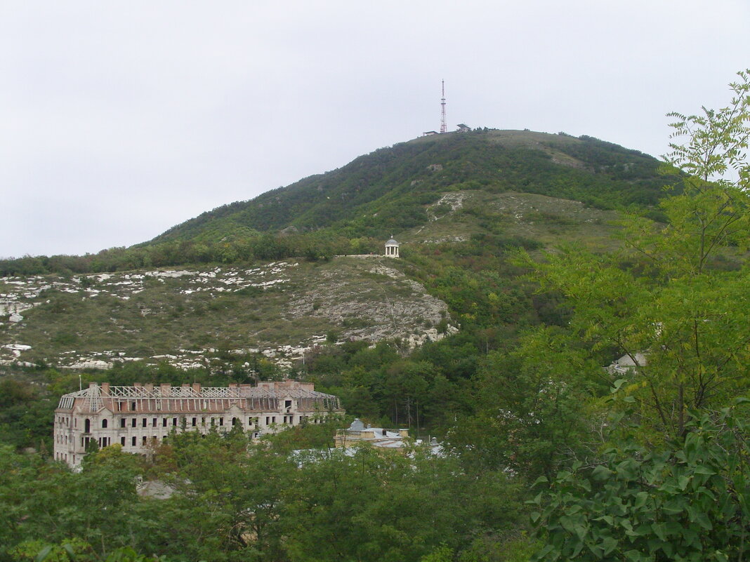 Вид на гору Машук со стороны музея каменных древностей. - Виктор Мухин