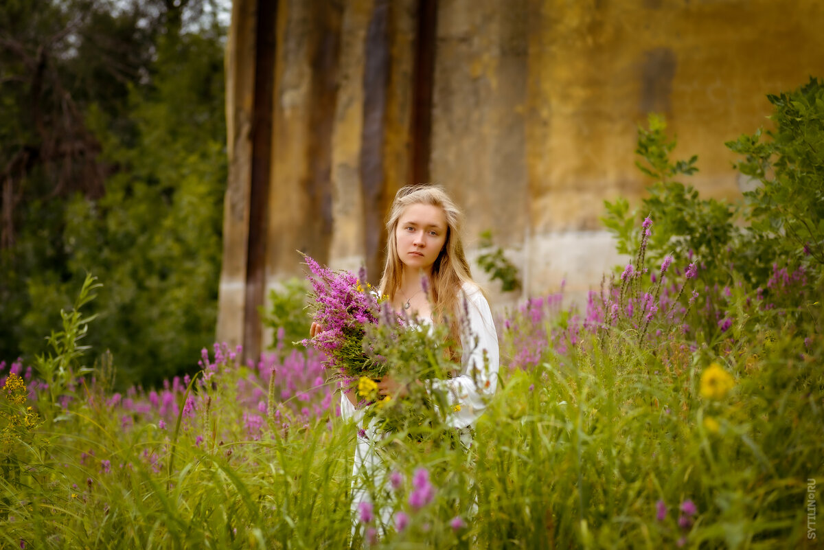 Девушка с букетом полевых цветов - Павел Сытилин