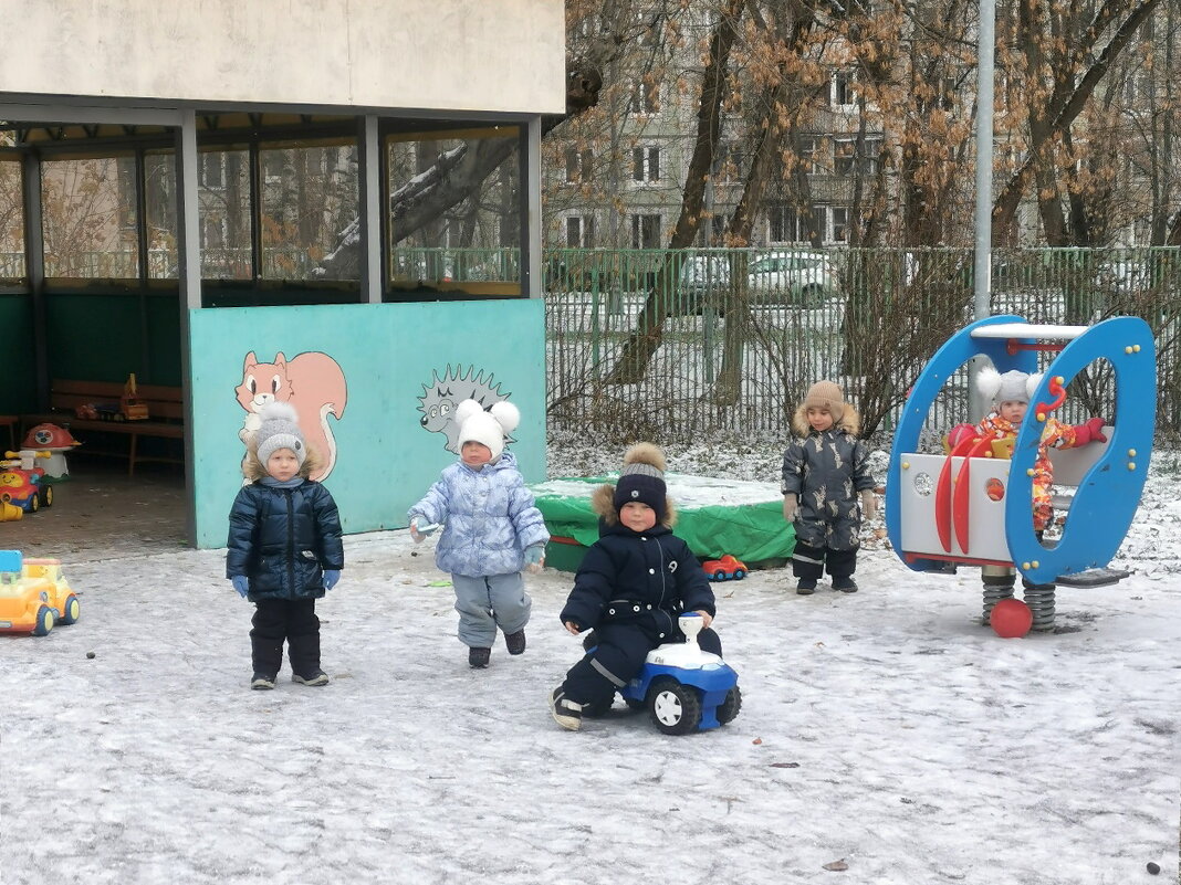 "Молодая гвардия" на прогулке - Ольга Довженко