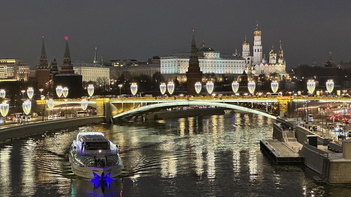 Москва с Патриаршего моста - <<< Наташа >>>