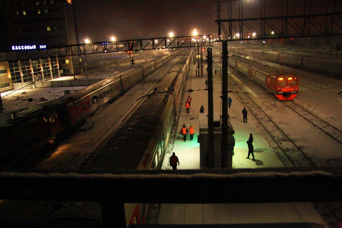 А это ночной вид на ж.д.вокзал в Тюмени. - Владимир 