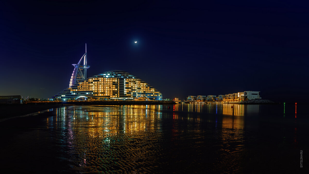 Burj Al Arab и Jumeirah beach hotel ночью. Дубай. Объединенные Арабские эмираты. - Павел Сытилин