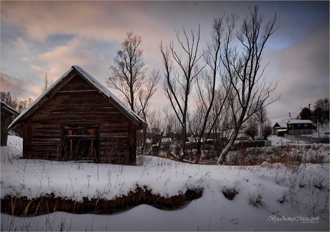 "У старого амбара"© - Владимир Макаров