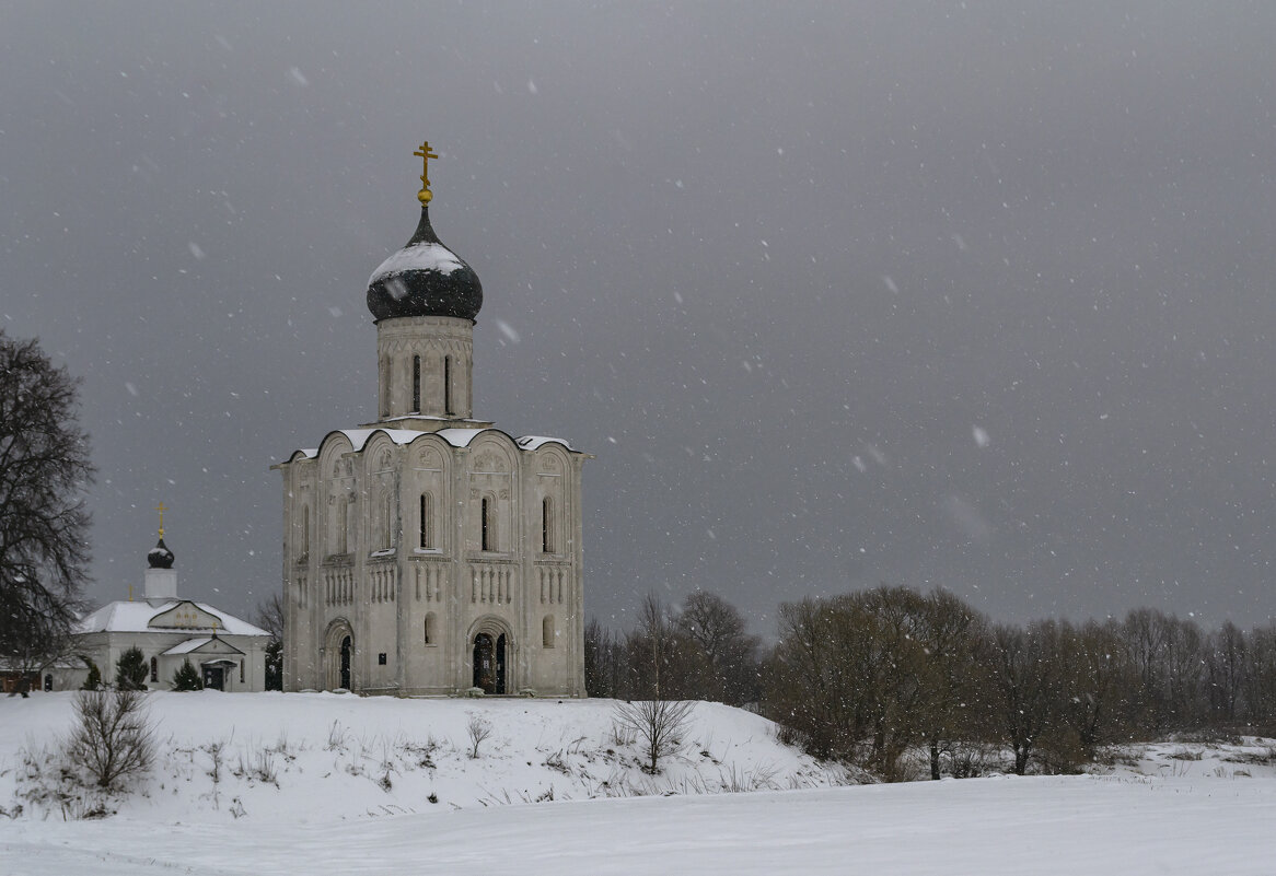 Храм Покрова-на-Нерли в снегопад - Сергей Цветков