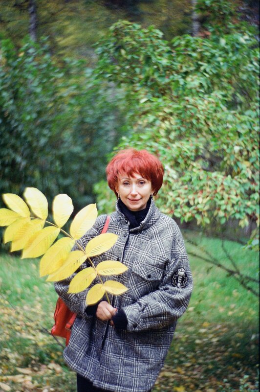 Осенний портрет с листом орешника - Евгений Золотаев
