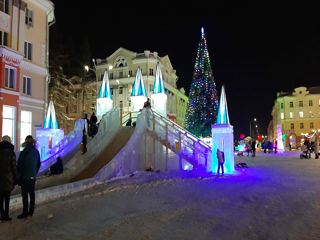 Ледяная горка на городской площади - Алевтина 
