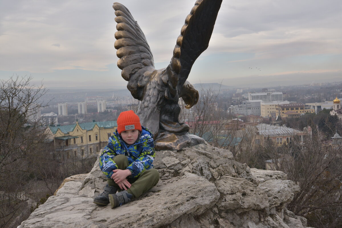 Малыш возле скульптуры орла - AngussGrand Gusev