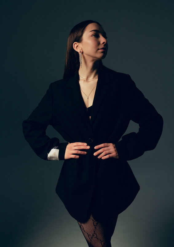 Милая девушка в строгом черном пиджаке в студии с циклорамой - Lenar Abdrakhmanov