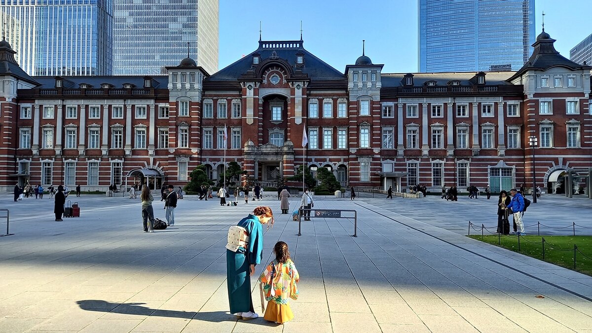 Солнечная девочка, привокзальная площадь Tokyo Station Токио - wea *