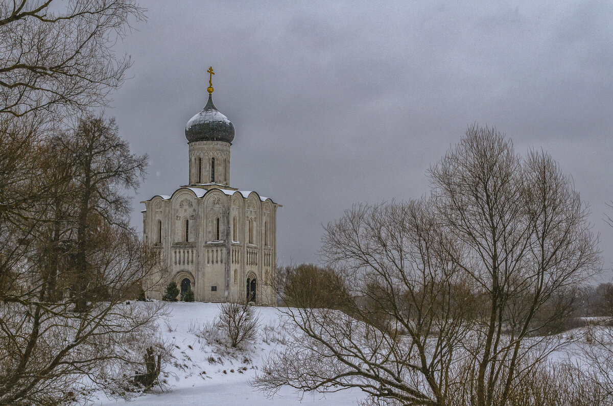 Храм Покрова-на-Нерли в ненастный вечер - Сергей Цветков