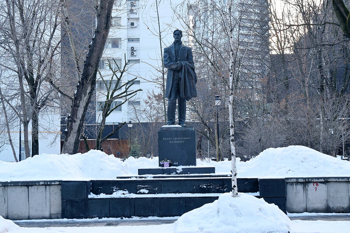 Памятник И.А. Бунину на Поварской улице. - Татьяна Помогалова