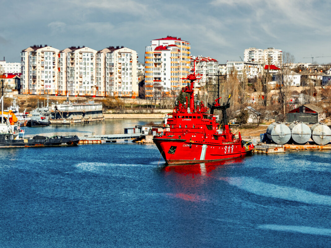 Спасательный буксир в севастопольской бухте - Борис 