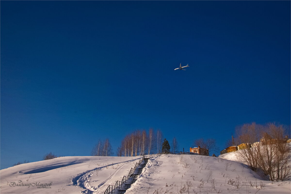 "Лестница, чистое небо, самолет"© - Владимир Макаров