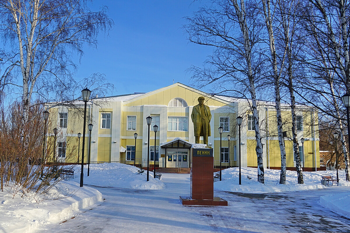 Дом культуры и памятник Ленину. В старом поселке, всё, как раньше - Галина Кан