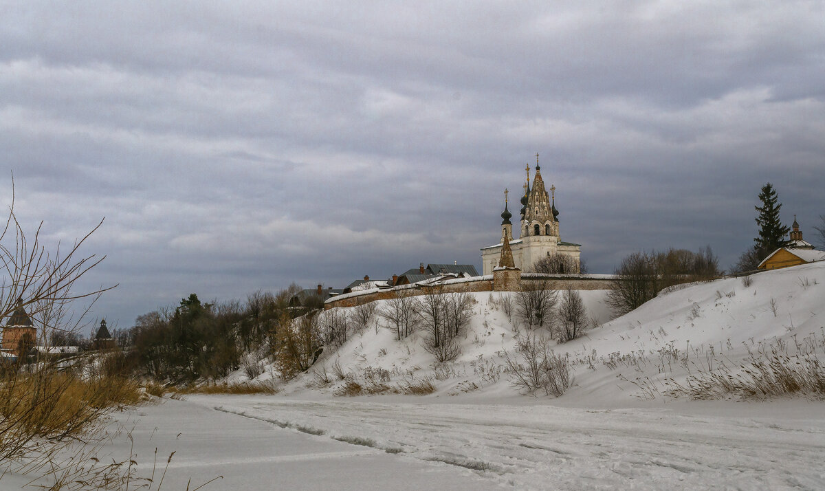 Монастырь на крутом берегу - Сергей Цветков