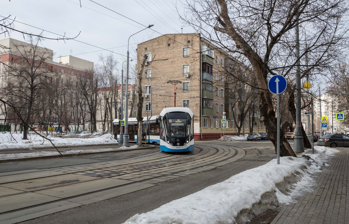 Новый трамвай в старом районе Москвы - Фото Графиня