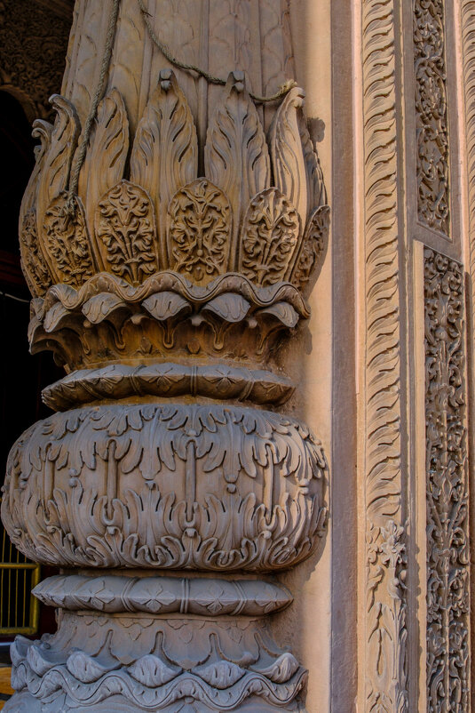 Деталь резьбы колонны храма Лаксман - Георгий А