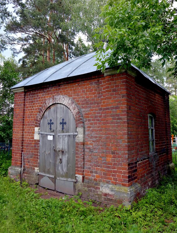 Старая часовня на деревенском кладбище - Валерий Судачок