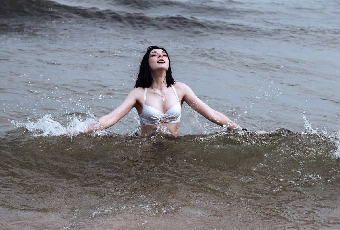 Девушка купается в море - Радомир Тарасов