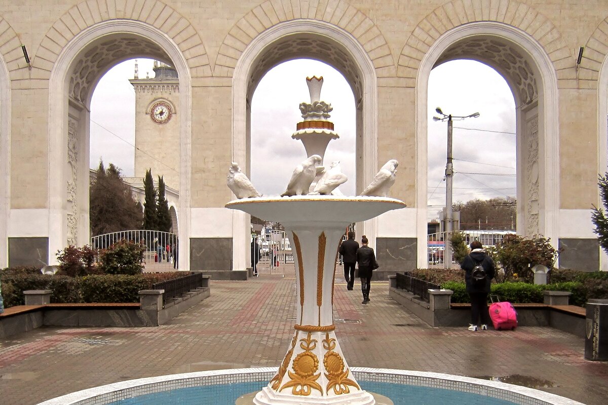 Итальянский фонтан Голуби во внутреннем дворике вокзала - Елена (ЛенаРа)