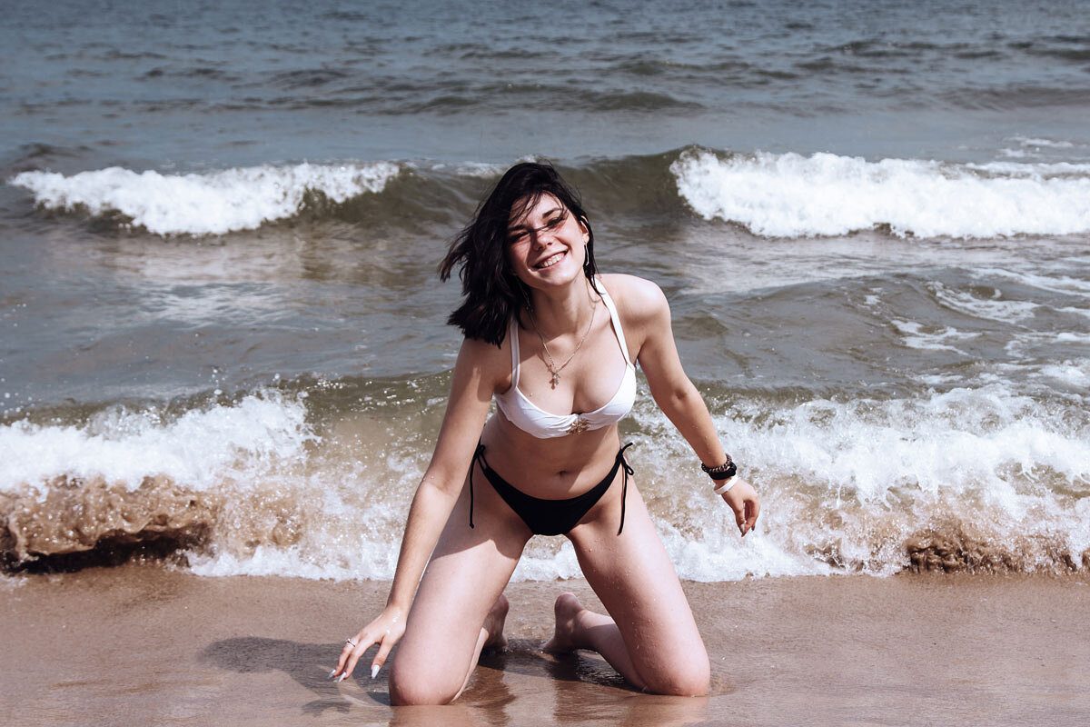 Девушка на пляже - Радомир Тарасов