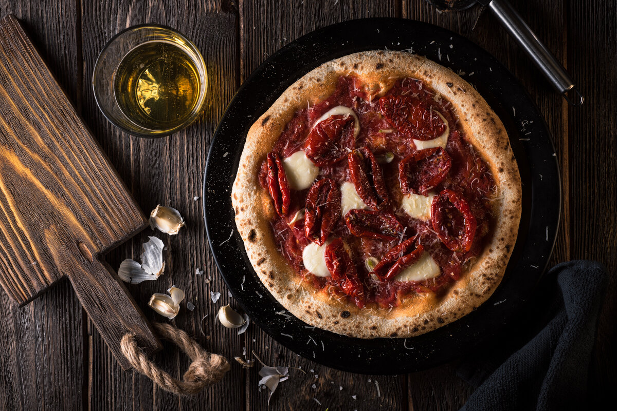 Пицца с моццарелой и вяленными томатами и бокалом вина. - Максим Коломыченко