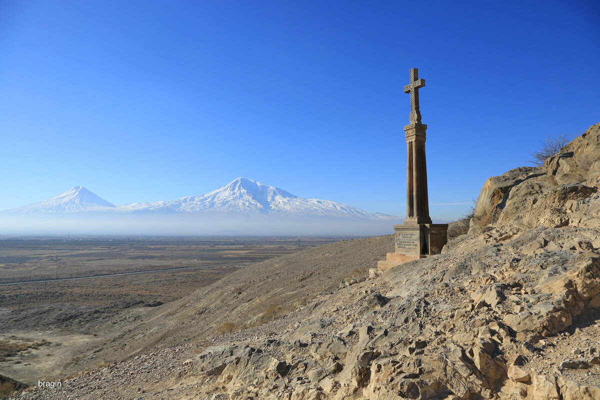 Армянский  крест не далеко от турецкой границы  у храма Хор Вирап - Andrey Bragin 