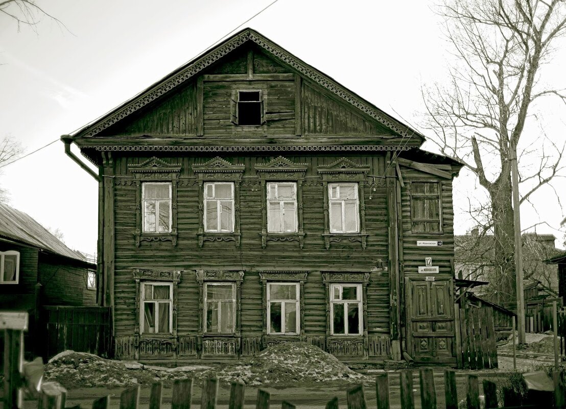 Деревянный дом резными наличниками на окнах - Тимур Кострома ФотоНиКто Пакельщиков