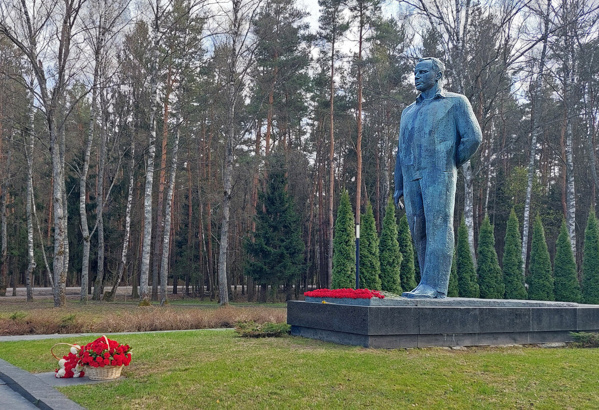 У памятника Гагарину в Звездном городке - ИРЭН@ .