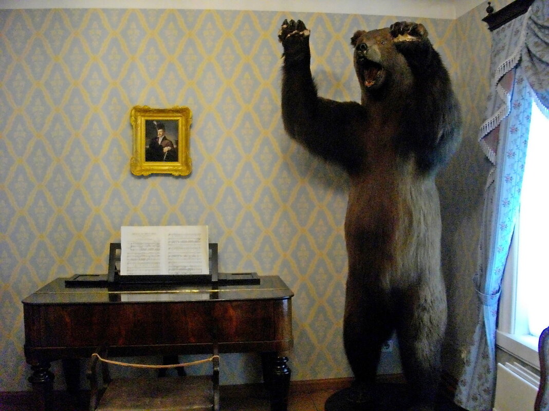 Охотничий трофей Н.А. Некрасова - чучело медведя ростом более двух метров. - Лия ☼