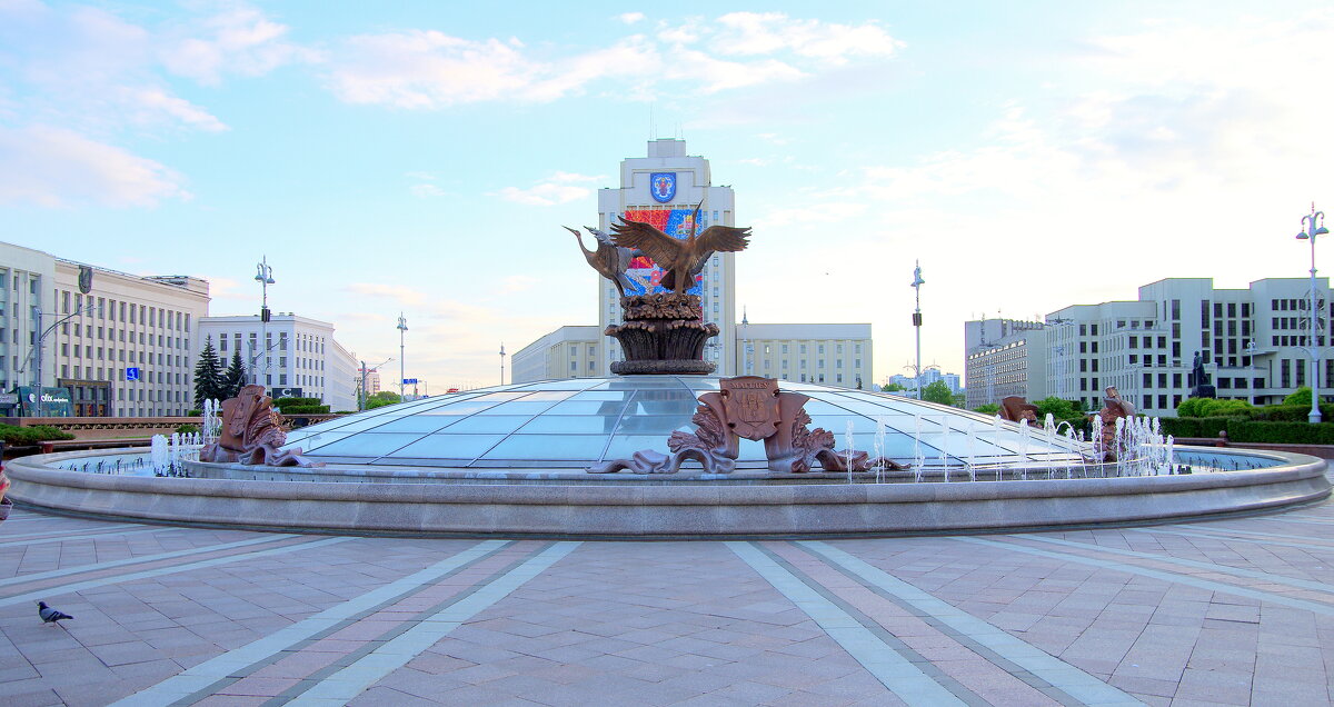 Необычайно красивая, широкая площадь с поющим фонтаном, лавочками и подземным ТЦ" Столица" - Валерий Новиков