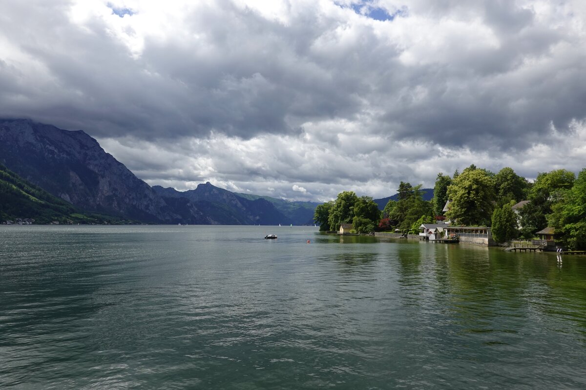 Тра́унзе (нем. Traunsee) — озеро, расположенное в Верхней Австрии, в Альпах. - Галина 