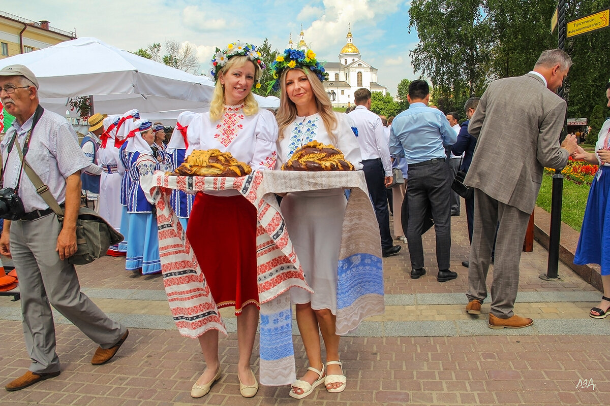 На Празднике города. - Роланд Дубровский