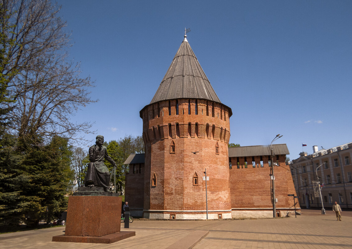 Громовая башня и памятник зодчему - Сергей Цветков