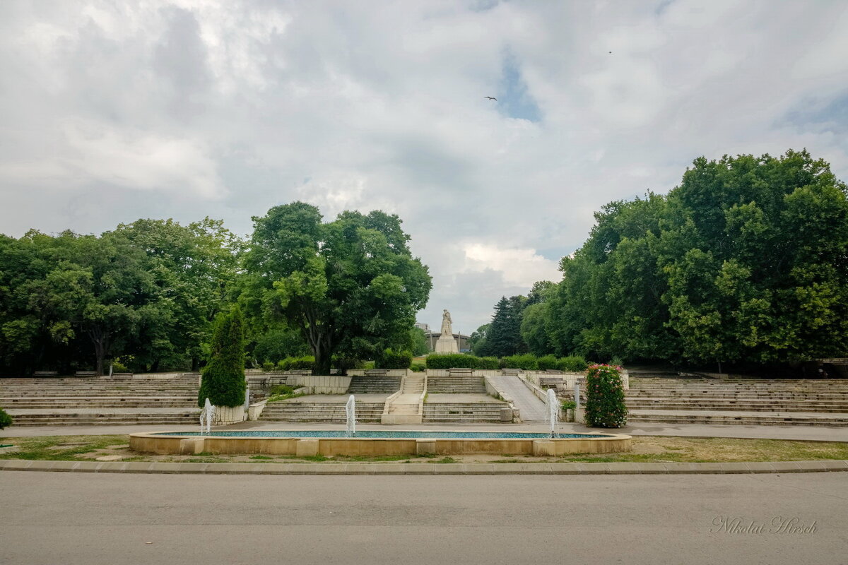 Площадь в Варне... - Николай Гирш