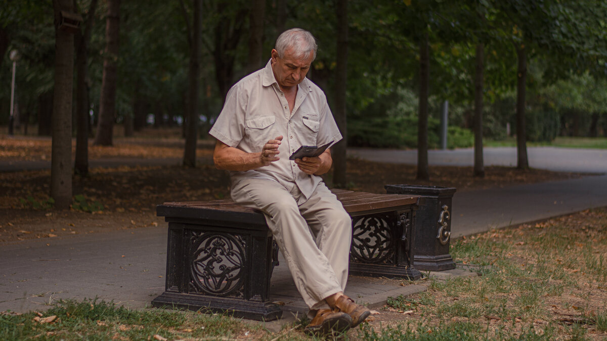 на лавочке в парке "уткнувшись" в телефон - Наталья Забудская