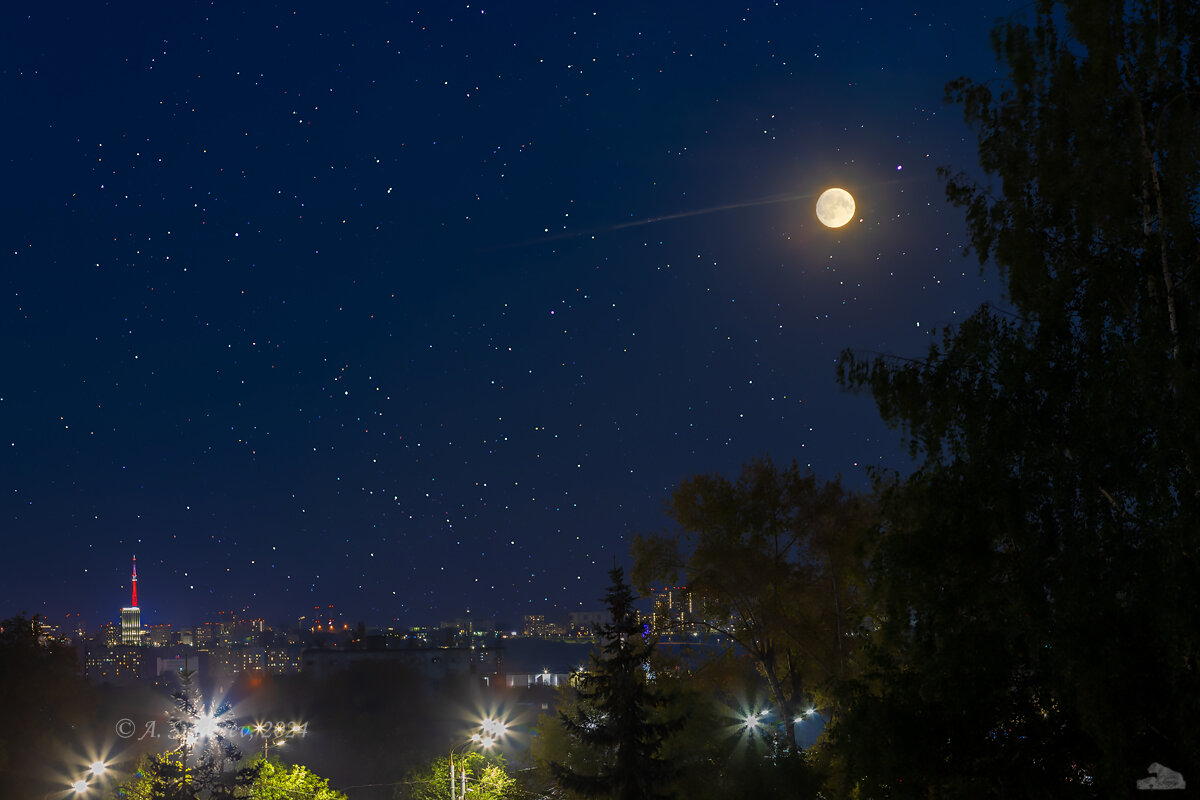 Луна над городом - Александр Синдерёв