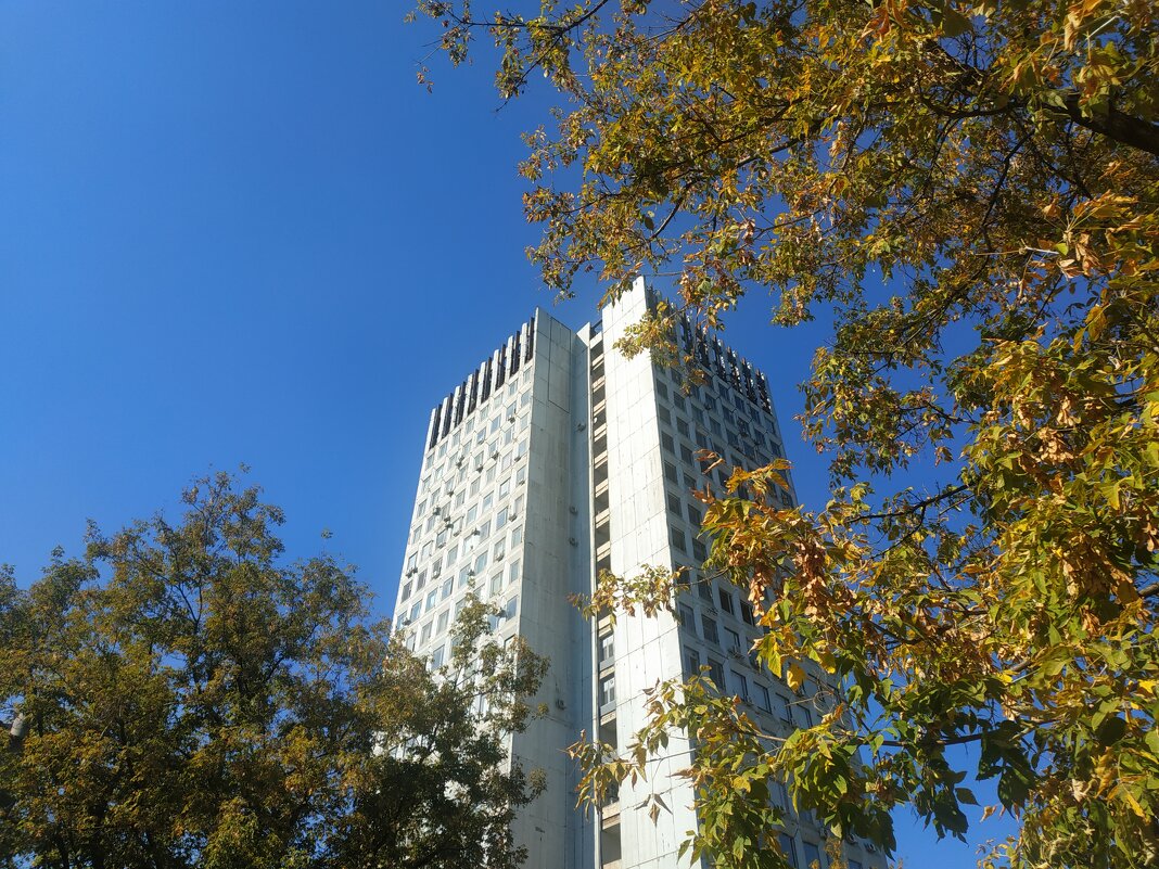 Сентябрь в городе - Андрей Лукьянов