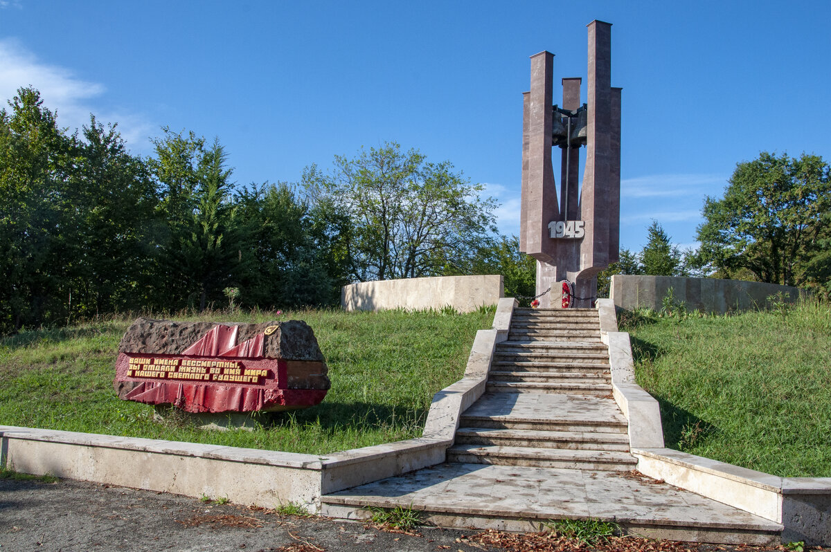 Село Горное Лоо. Памятник погибшим в Великую Отечественную войну - Gen 