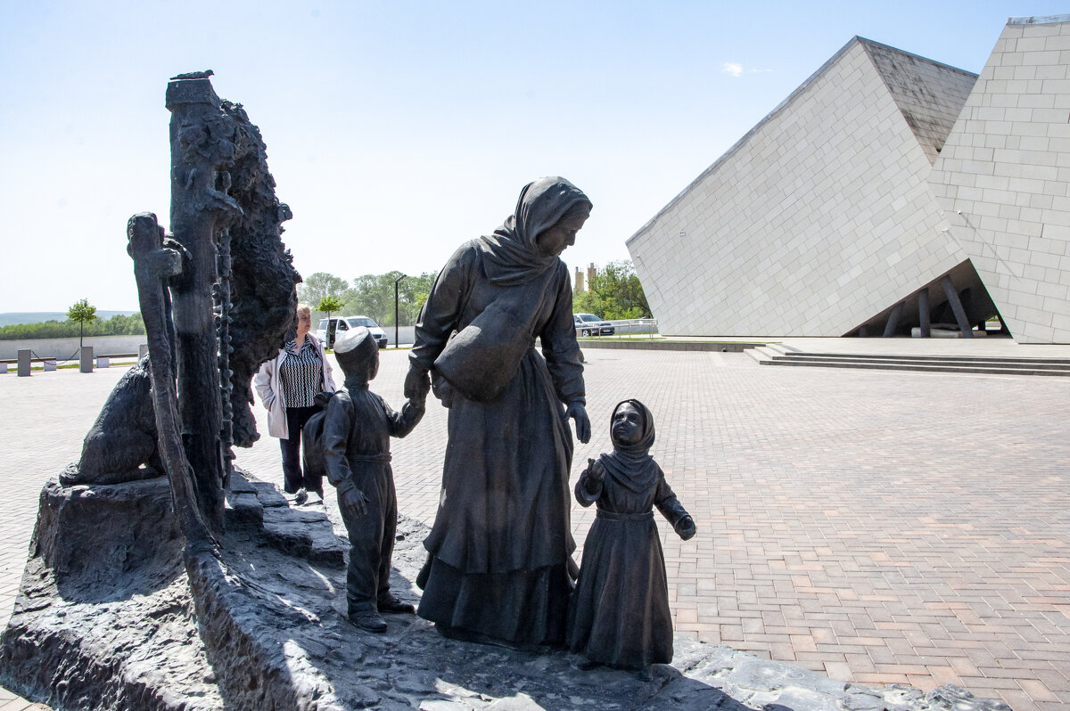 Пос. Сирень, мемориальный комплекс "Путь возрождения народов Крыма". Депортация - Gen 