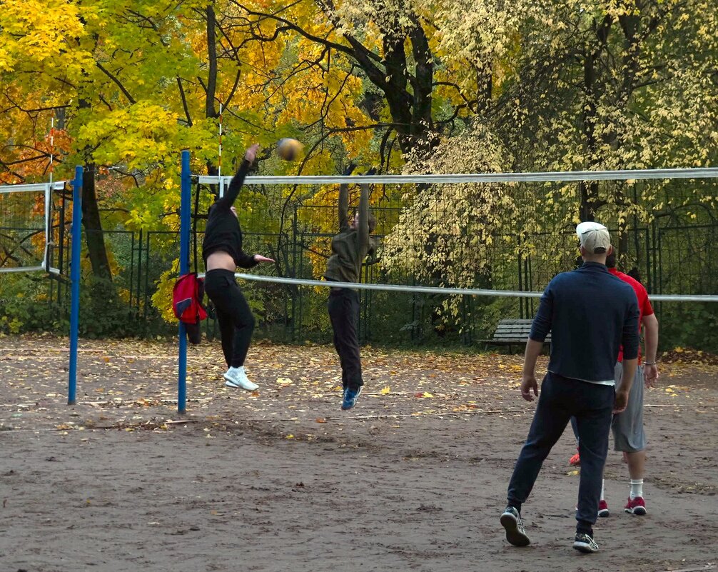 Осенний волейбол - Магомед .