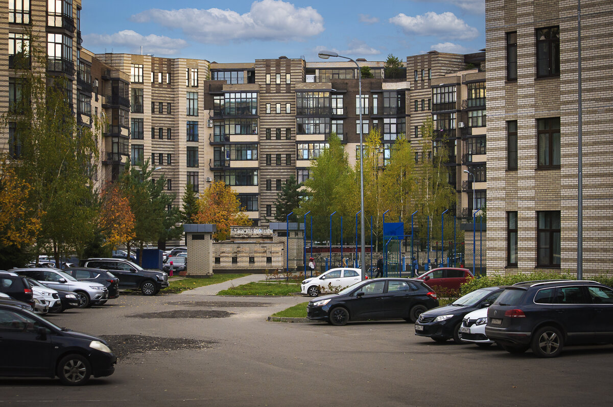 Городской двор осенью - Владимир Кроливец