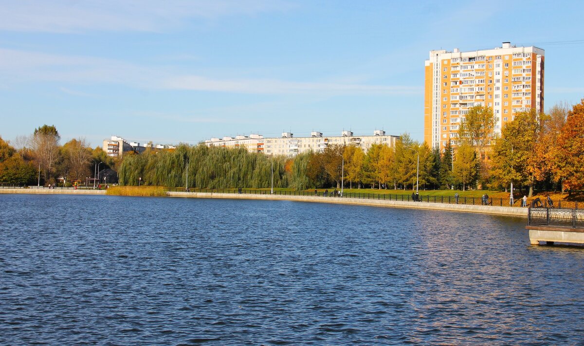 ОСЕННИЙ ДЕНЬ В ГОРОДЕ - Валентина 