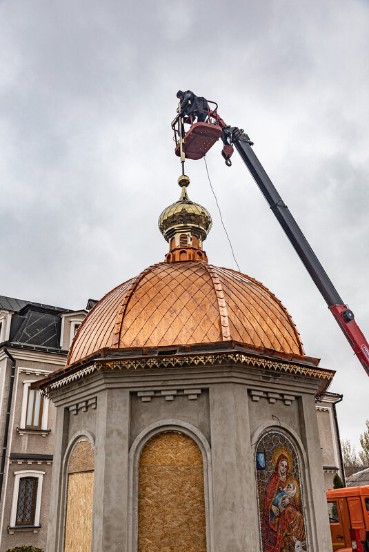 Водружение креста на куполе - валерий 