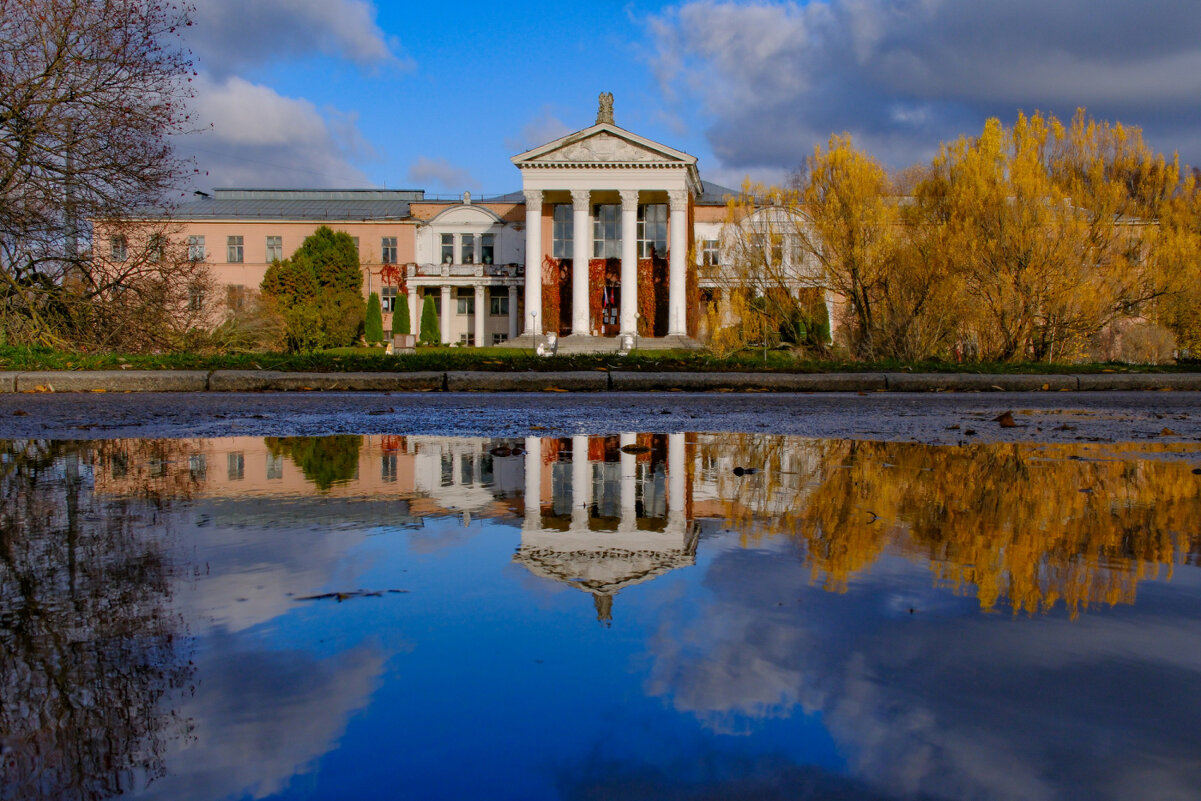 Отражение главного корпуса - Георгий А