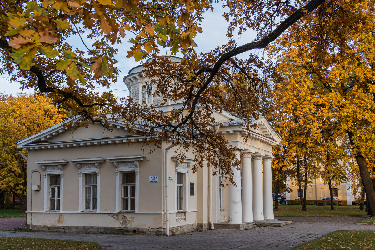 Одно из самых симпатичных зданий Петергофа - navalon M