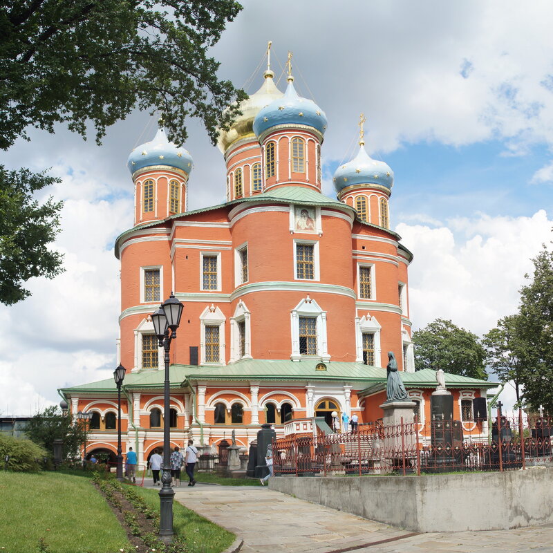 В Донском монастыре - Роман Шаров