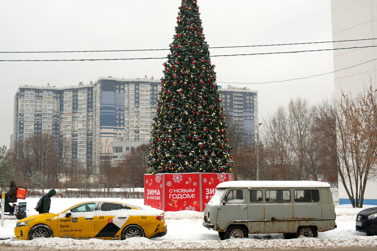 Первые "сугробы" в Москве - Лютый Дровосек