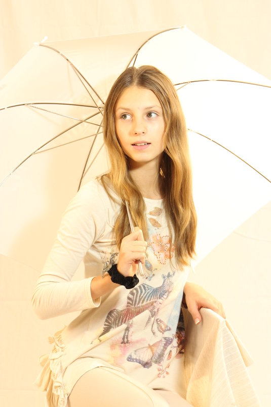 Девушка с зонтиком - Александра Синяева